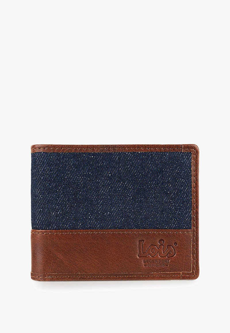 Billetera de mezclilla azul marino con acentos de cuero marrón, que presenta un acabado texturizado y un logotipo grabado. Forma rectangular compacta con costuras visibles.