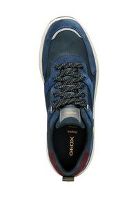 Sneaker in pelle scamosciata blu con accenti in tessuto testurizzato, lacci a pois bianchi e neri e suola in gomma. Presenta un logo e una fodera morbida.