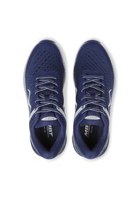 Mornarske atletske cipele s mrežastim gornjim dijelom, srebrnim detaljima i bijelim vezicama. Imaju pjenušavi potplat i perforirani dizajn za prozračnost.