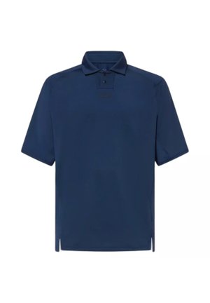 Polo bleu marine à manches courtes, avec une patte de boutonnage à deux boutons et de petites fentes latérales à l'ourlet.