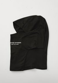 Zwarte nekwarmer van rekbaar stof, met een capuchon ontwerp. Tekst "WEEKEND OFFENDER ADMIT NOTHING" in het wit aan de zijkant.