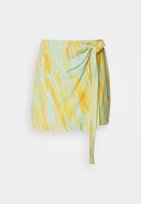 Falda corta envolvente de color azul claro con patrón de pinceladas amarillas, detalle de lazo en la cintura y tela texturizada. Diseño casual.