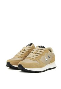 Beige Sneaker mit Obermaterial aus Wildleder und Stoff, weißer Zwischensohle, schwarzer Außensohle und Logo-Akzenten an den Seiten und der Zunge. Mit Schnürverschluss.