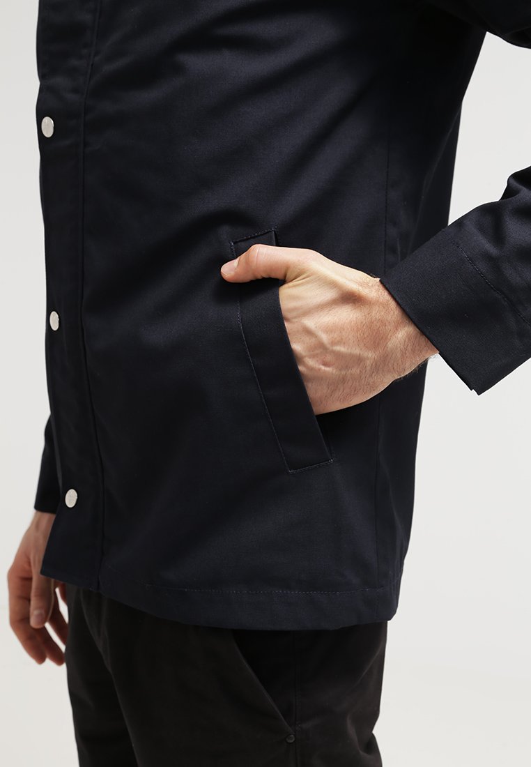 REVOLUTION LIGHT Tunn jacka navy Zalando.se REVOLUTION LIGHT Tunn jacka navy Zalando.se