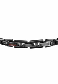 Bracciale in metallo nero con catena, caratterizzato da anelli rettangolari intrecciati e un piccolo tag "SECTOR" con accento rosso. Finitura opaca testurizzata.