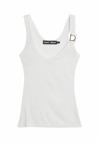 Wit geribd tanktop met een diep uitgesneden ronde hals, voorzien van een decoratieve metalen D-vormige accent op één schouderband en een merklabel bevestigd.