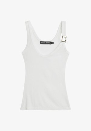 Maiou alb cu dungi, cu un decolteu adânc în formă de linie curbată, având un accent decorativ metalic în formă de literă D pe o bretea și o etichetă de marcă atașată.