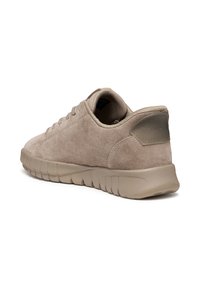 Sneaker in suede beige con una toma superiore testurizzata, punta rotonda e suola ammortizzata. Presenta un morbido dettaglio sul retro con logo.