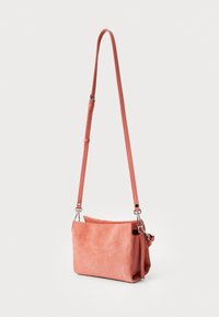 Sac bandoulière en suedine corail au design structuré et spacieux, avec une sangle ajustable et des accents en métal argenté. Surface lisse et texturée.