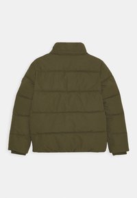 Olivenfarvet quilted puffer-jakke med høj krave og lange ærmer, vist fra ryggen på en hvid baggrund.