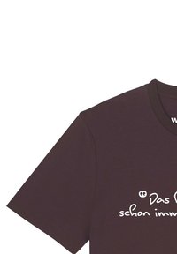 T-shirt en coton marron foncé à manches courtes, avec le texte blanc "Das Pferd schon immer" sur le devant. Design à col rond.