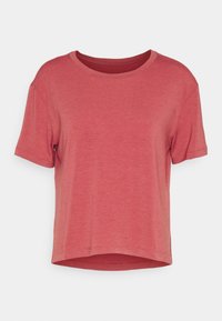 Camiseta de manga corta y cuello redondo en un color rojo claro, hecha de una tela suave con un corte holgado y un dobladillo ligeramente curvado, sin patrones ni acentos visibles.