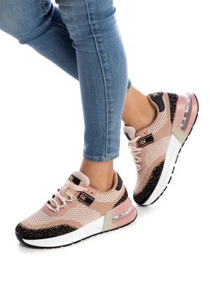 Baskets de sport avec une tige tricotée respirante en rose et noir, semelle rembourrée, agrémentée d'une unité d'air transparente et de détails noirs.