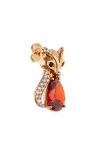 Kultakuvioinen kettumallinen riipus, jossa on suuri punaisen päärynänmuotoinen jalokivi ja pieniä kirkaita timantteja yksityiskohtina. Sileä pinta kiiltävin yksityiskohdin.