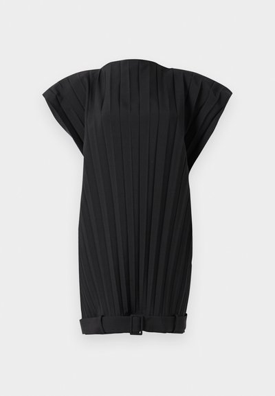 Vestido preto pregueado sem mangas com decote mais largo e cinto de tecido combinando com fivela retangular na barra.