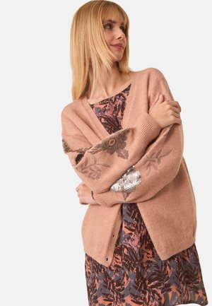 SUAVE CON BOTONES ESCOTE V DETALLE DE MOTIVOS CON LENTEJUELAS EN LAS MANGAS. - Chaqueta de punto - rosa