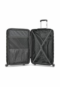 Valigia rigida nera con interno aperto. Presenta una fodera in tessuto a fantasia, cinghie incrociate, tasca con zip e quattro ruote.