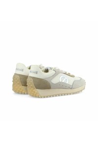 Baskets en suède beige et cuir crème, dotées d'une semelle en caoutchouc texturée et d'accents cousus. Logo situé au niveau du talon.