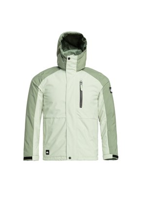 Veste isolante vert clair avec capuchon, fermeture éclair à l'avant, poches latérales et panneaux d'épaule contrastants plus foncés. Texture lisse et design simple.