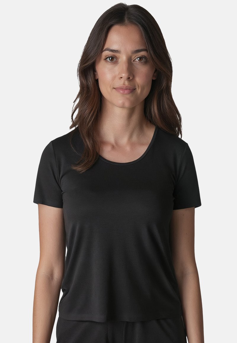 Czarny t-shirt z krótkim rękawem wykonany z gładkiego materiału, z okrągłym dekoltem i luźnym krojem, bez widocznych wzorów czy grafik.