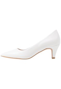 Décolleté bianco in pelle con punta affilata e tacco di media altezza. Texture liscia con design minimalista e suola color cuoio.