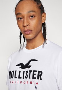 Hollister Co. Cotton Logo Graphic Tee - Apdrukāts T-krekls - brilliant white