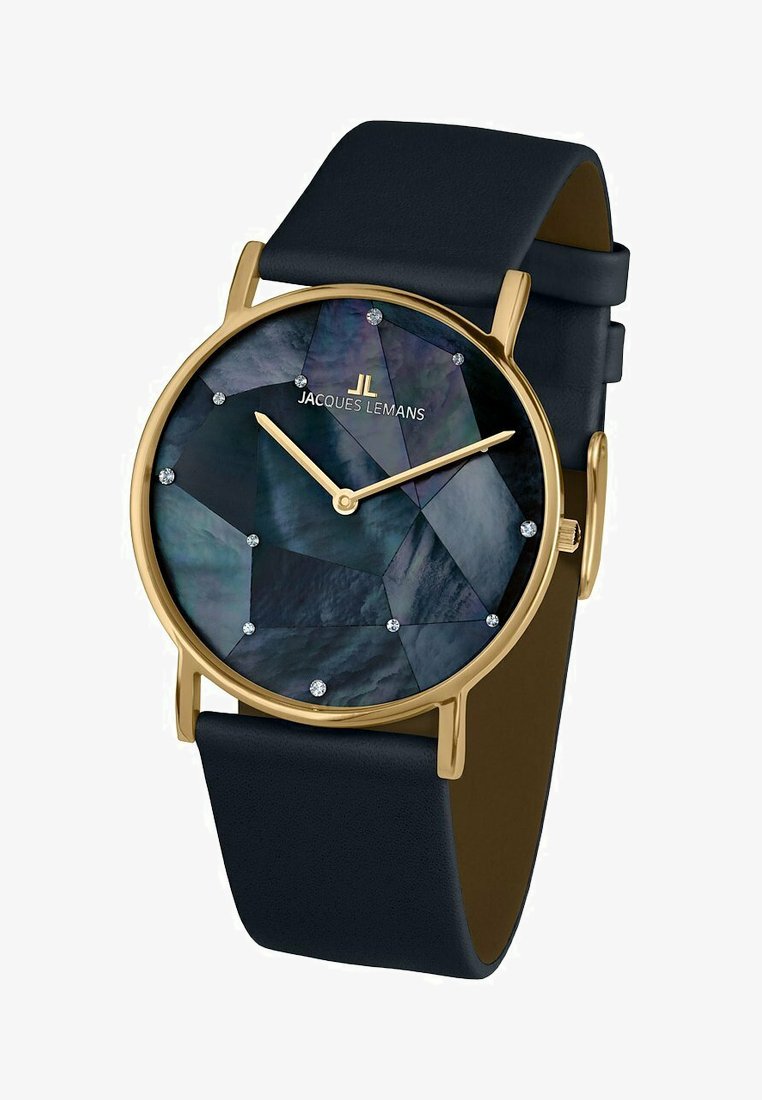 Orologio rotondo con quadrante nero a motivo, dettagli in oro e indicatori simili a diamanti. Ha un cinturino in pelle nera e una cassa in tono oro.