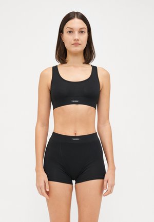 Sort sports bh og højhvide shorts sæt, lavet af glat stof, med et enkelt design med logo accenter og uden mønstre.