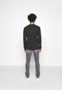 Wrangler LARSTON - Calças de ganga justas - dusty black