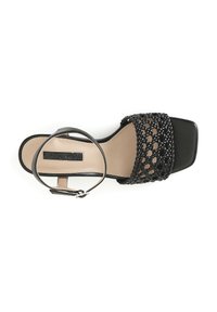Sandalia de tacón trenzada negra con punta cuadrada, correa de tobillo ajustable y suela interna suave. Cuenta con una parte superior texturizada trenzada y un diseño elegante.