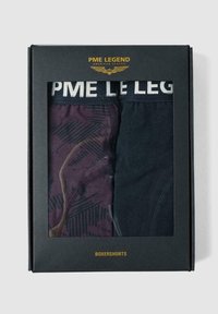 Set de boxers dans un emballage noir. Une paire est bleu foncé, l'autre bordeaux avec un motif géométrique. Les deux présentent une taille en élastique avec marque.
