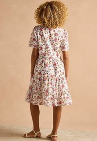 Tom Joule REGULAR FIT - ARIELLA TIERED  - Denné šaty - cream red