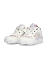 Baskets blanches avec une surface texturée, des accents scintillants et des panneaux en maille ; elles sont équipées de lacets et d'une fermeture éclair sur le côté pour un enfilage facile.