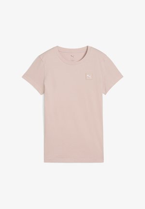 Gaiši rozā kokvilnas t-krekls ar īsām piedurknēm, apaļu kakla izgriezumu un mazu baltu logotipa uzšuvumu kreisajā krūtī. Mīksta tekstūra.