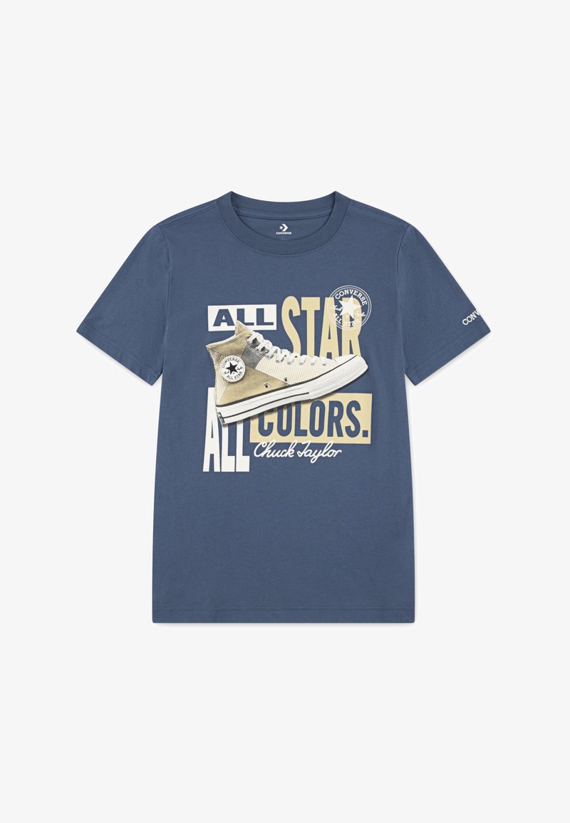 Tricou de culoare albastru închis, cu un grafic al unui sneaker Chuck Taylor în nuanțe de crem și bej, având textul "ALL STAR ALL COLORS" scris în diferite fonturi și dimensiuni.