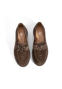Braune Wildleder-Loafer im Mokassin-Stil, mit Lederfutter und silberfarbenen Hardware-Akzenten an der Vorderseite. Minimalistisches und schlupffreundliches Design.