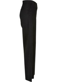 Pantalon formel noir avec une coupe droite, des poches latérales, des passants pour ceinture et une poche passepoilée à l'arrière, vu de côté.