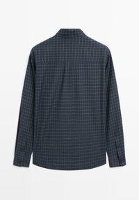 Lang shirt met lange mouwen in donkerblauw met een ruitpatroon, voorzien van een kraag, knoopmanchetten en een ontspannen pasvorm. Zachte stoftextuur.