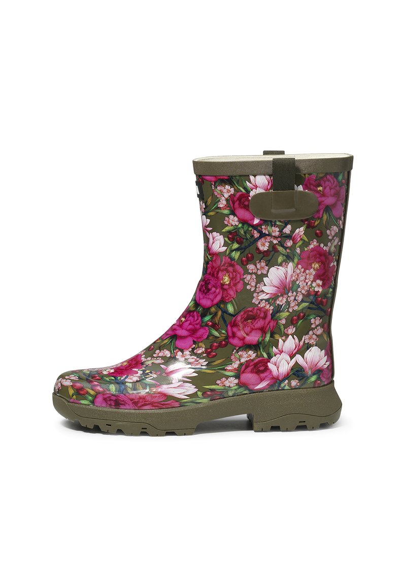 Botte en caoutchouc florale avec un design vert et rose. Elle présente des motifs floraux en relief, une semelle antidérapante texturée et une languette à l'arrière.