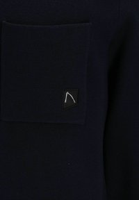 Maglione navy con lavorazione a maglia testurizzata, una grande tasca anteriore e un piccolo logo su una toppa di tessuto nero.