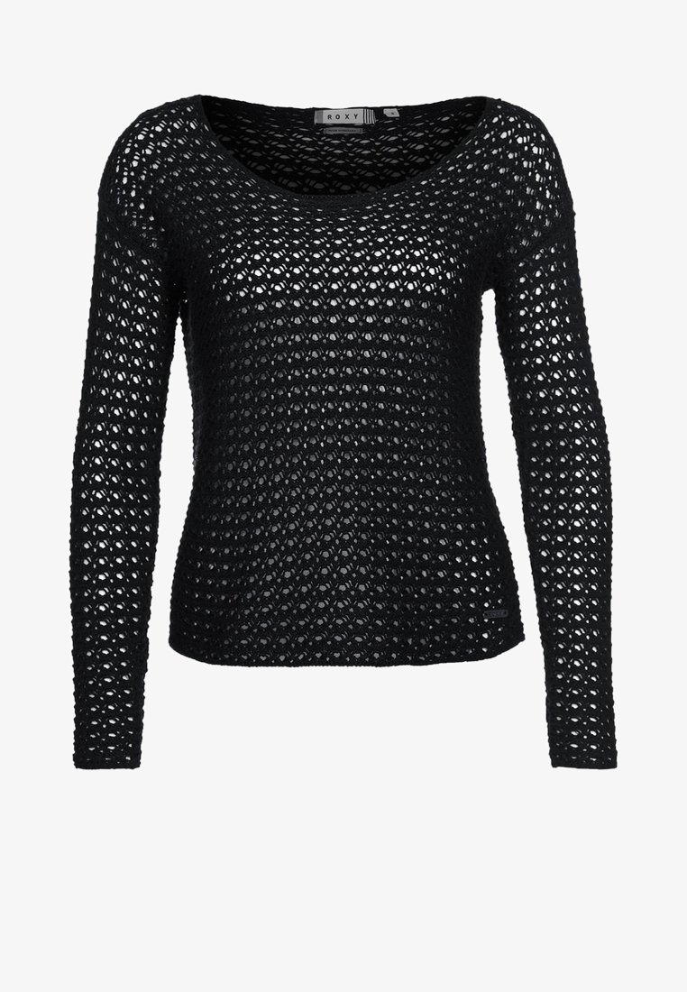 Maglione lungo nero a maniche lunghe realizzato in tessuto a maglia aperta, con ampio scollo a barchetta e un motivo testurizzato. Etichetta logo discreta in fondo.