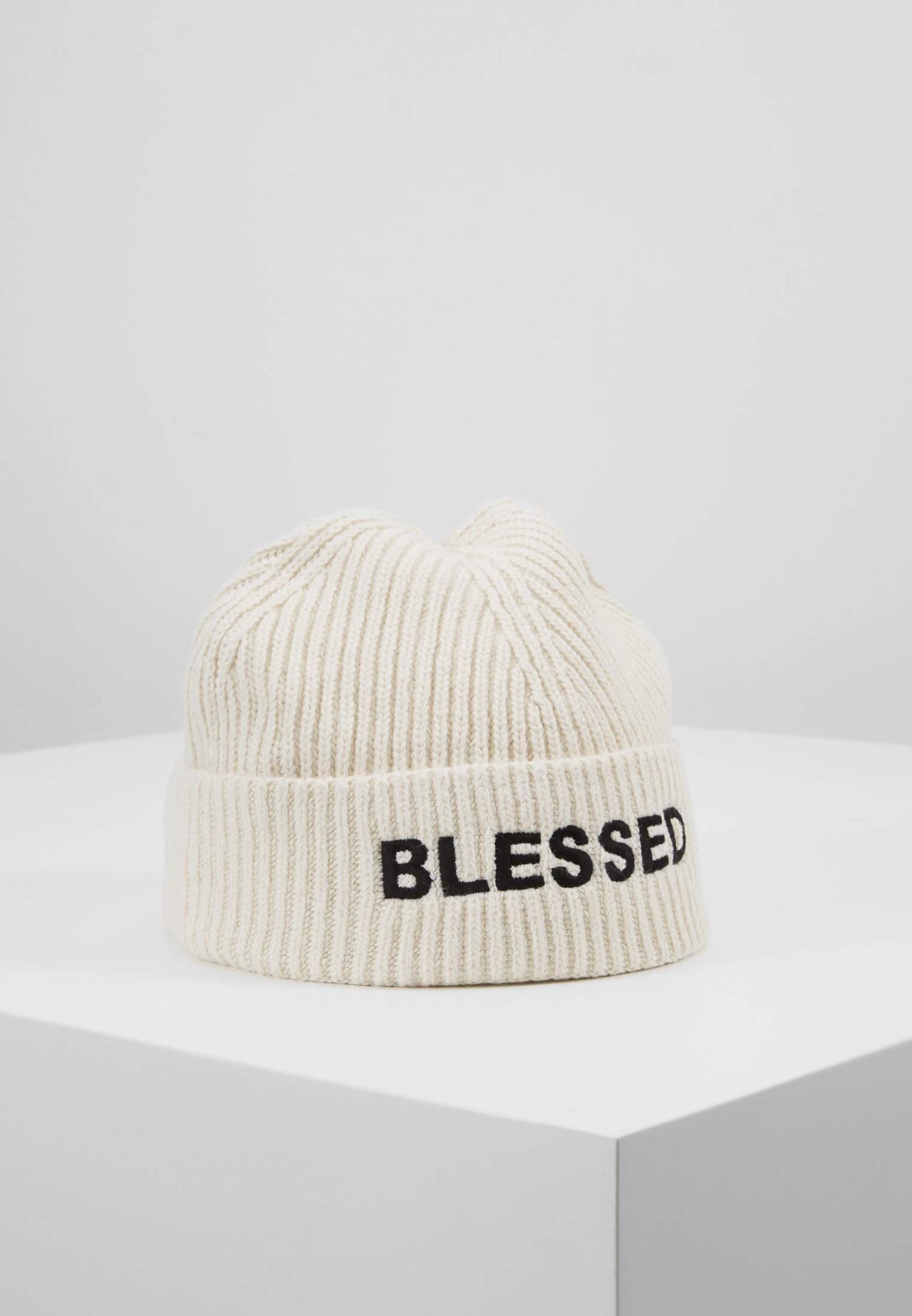 white tommy hilfiger beanie
