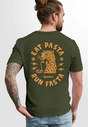 BACK SCHRIFT EAT PASTA BRUSTLOGO RETRO FASHION STREETSTYLE - T-Shirt print - army