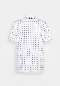 Bílé polo tričko s krátkým rukávem a malým námořnickým diamantovým vzorem, s klasickým límcem. Na zadní straně se nachází černé logo.