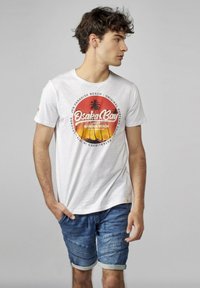 Koroshi Nyomott mintás póló - blanco