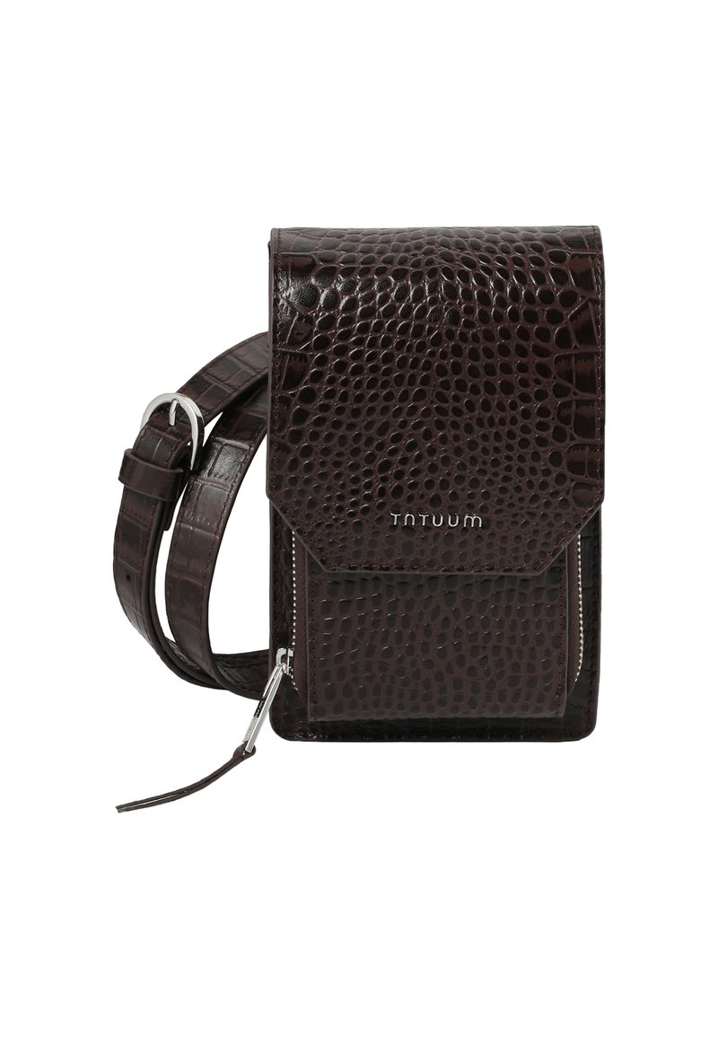 Geantă crossbody cu un model de crocodil de culoare maro, cu închidere cu clapetă, logo argintiu și curea ajustabilă; dispune de o buzunar cu fermoar și o textură netedă.
