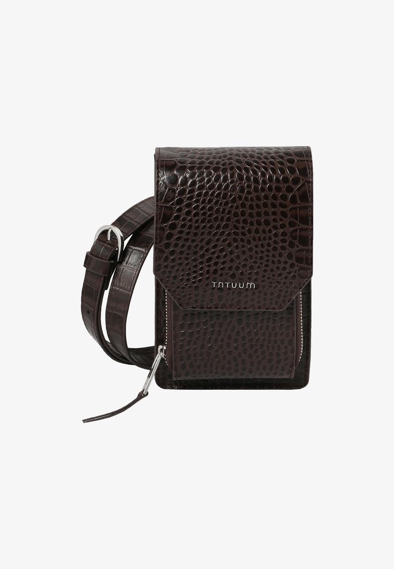 Geantă crossbody cu un model de crocodil de culoare maro, cu închidere cu clapetă, logo argintiu și curea ajustabilă; dispune de o buzunar cu fermoar și o textură netedă.