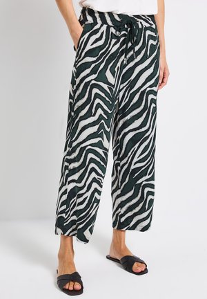 Pantaloni a gamba larga a stampa zebra verde e bianca, realizzati in tessuto leggero con vita elastica e cordoncino. Presentano tasche laterali.