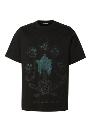 T-shirt noir avec une cage thoracique de squelette en pointillé turquoise et cinq crânes flottants au-dessus d'os de jambes croisés, avec le texte « Rise and Grind » en dessous.