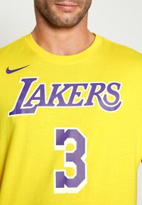 Nike Performance NBA LOS ANGELES LAKERS LEBRON JAMES TEE - Roupa de discoteca - amarillo/davis anthony